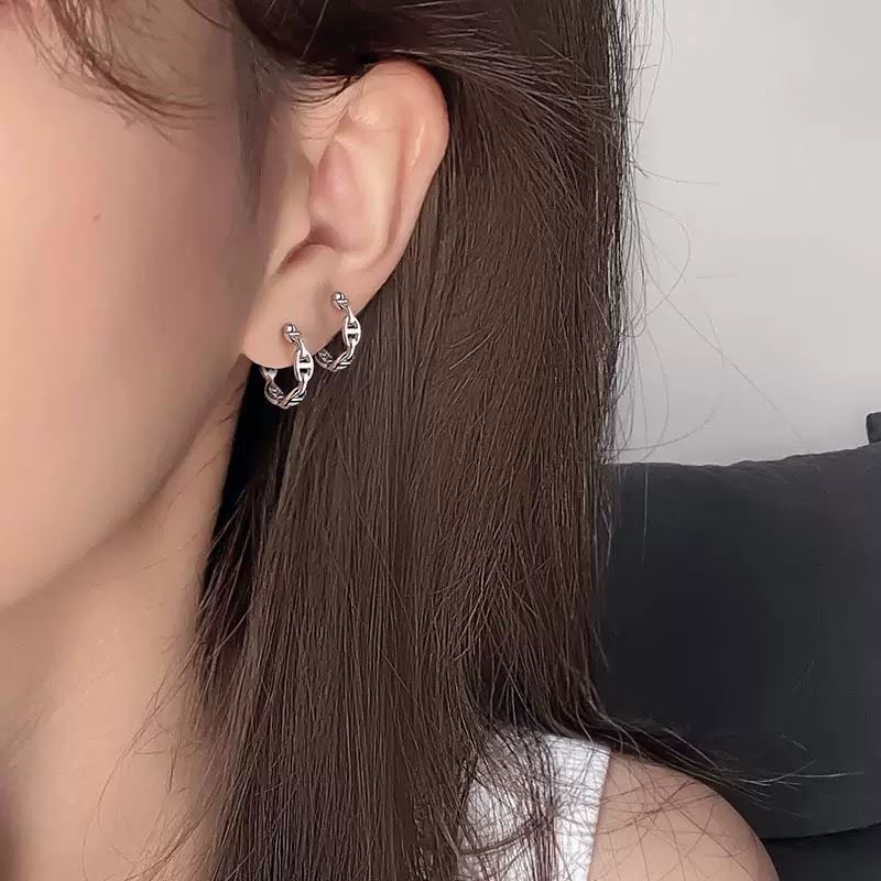 H**me5 earrings